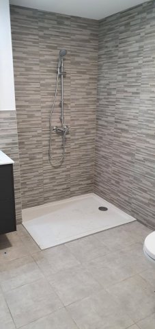 L'entreprise à réalisé la rénovation complète d'une salle de douche avec bac à douche extra plat avec plan vasque et carrelage à Marseille 13009