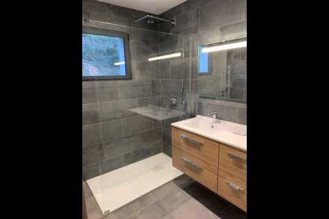 L'entreprise réalise la rénovation complète d'une salle de douche à Marseille 5ème arrondissement