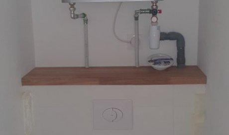 L'entreprise à réalisé la rénovation d'un WC suspendu avec avec un chauffe eau extra plat à Marseille 13006