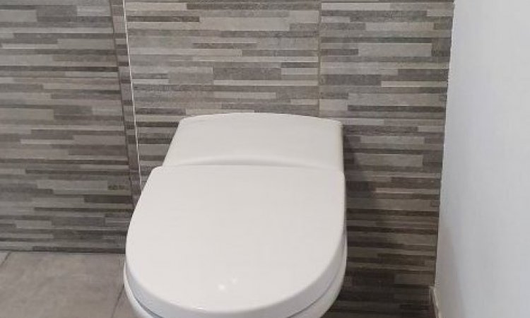 L'entreprise à réalisé la rénovation complète avec installation d'un WC suspendu Grohé à Marseille 13001